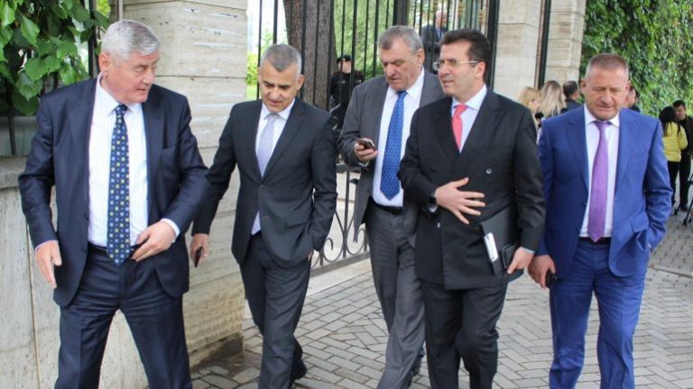 Basha mbyll takimin me aleatët, java që vjen protesta në të gjithë vendin