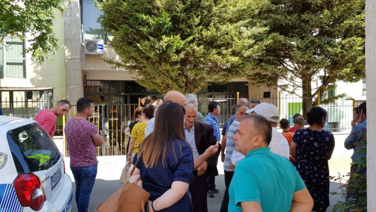 Shpërthejnë familjarët: po bëni gjyq politik.