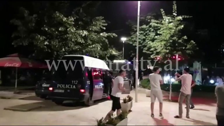Video eskluzive. Momenti kur gazetari Doçi në krye të detyrës goditet nga forcat Renea