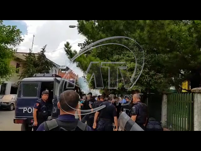 Video eskluzive//Përplasja e dhunshme në Klos,Policia fillon arrestimet e mbështetësve të PD