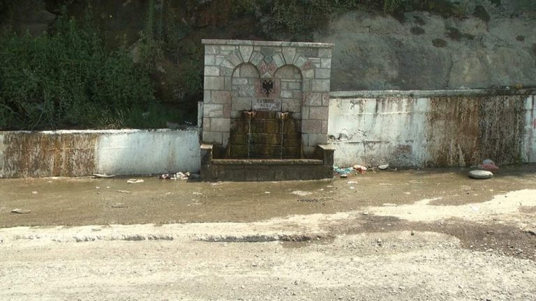 Mungojnë kontenierët e mbeturinave në rrugën Klos – Suç