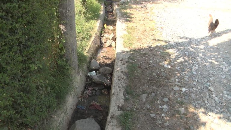 Lagjja “Budini” në Suç probleme me rrugën dhe kanalin kullues