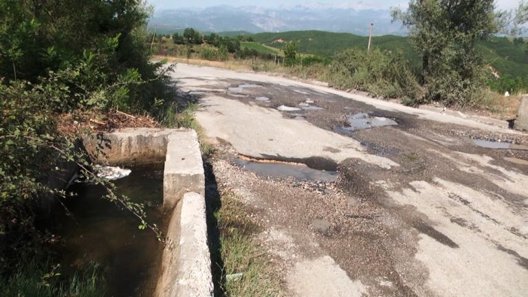 Rruga Burrel- Skuraj. As kryeministri se përshkron më me makinë