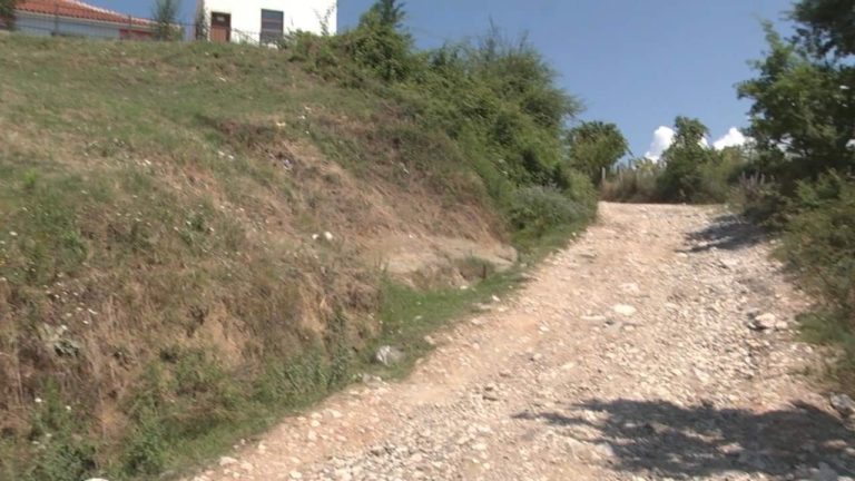Rruga e fshatit Rripë në gjendje shumë të amortizuar, banorët kërkojnë ndërhyrje