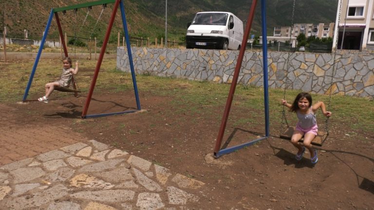 Realiteti i hidhur. Bulqiza, një nga motorët më të fuqishëm ekonomik në Shqipëri nuk ka një kënd lojrash për fëmijët