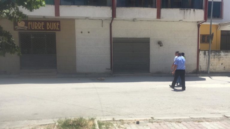 Sherr mes të rinjve në Kavajë, mbetet i vrarë kalimtari
