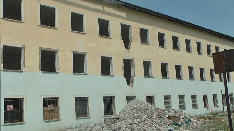 Vijon puna në gjimnazin “Shaban Çollaku” në Klos