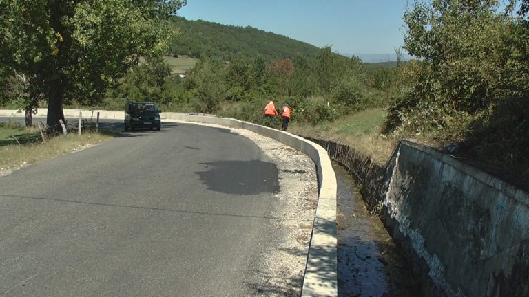 Aksion për pastrimin e rrugëve të hyrjeve të qytetit të Burrelit