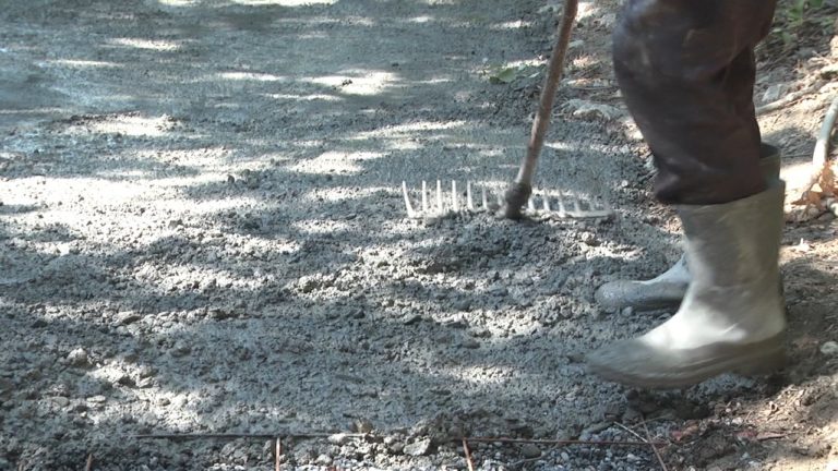 Ferr-Shkopet, banorët sfidojnë bashkinë Kurbin, nisin shtrimin e rrugës me beton