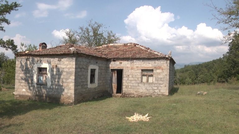 E dhimbshme. 5 anëtarët e jetojnë në një banesë të shkatërruar