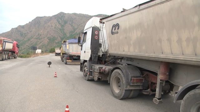 VIDEO/Bllokohen mjetet e tonazhit të rëndë në Qafën e Buallit. Shoferët: Nuk trajtohemi të gjithë njësoj