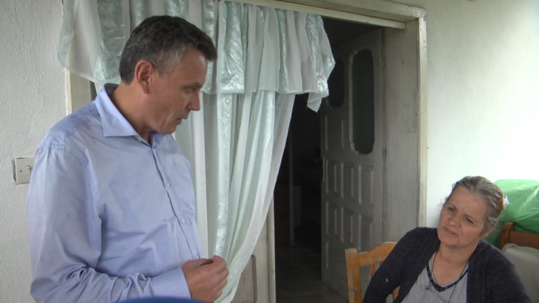 Dy familje në rrezik në Klos, vizitohen nga kryebashkiaku Ilmi Hoxha