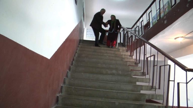 Pensionistët e invalidët në Bulqizë, nuk tërheqin dot pensionet