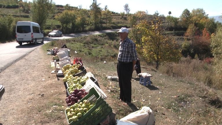 Dibër, mungesa e tregut të shumicës, fermerët shesin në rrugë prodhimet e vjeshtës