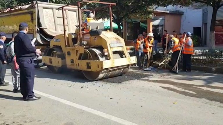 Burrel, mbyllen gropat e hapura në rrugët e qytetit