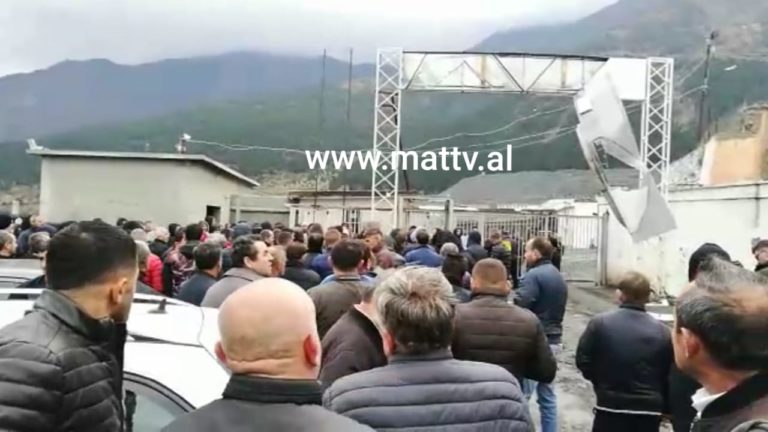 Bulqizë, pas 7 vitesh banorët protestë para AlbChrome