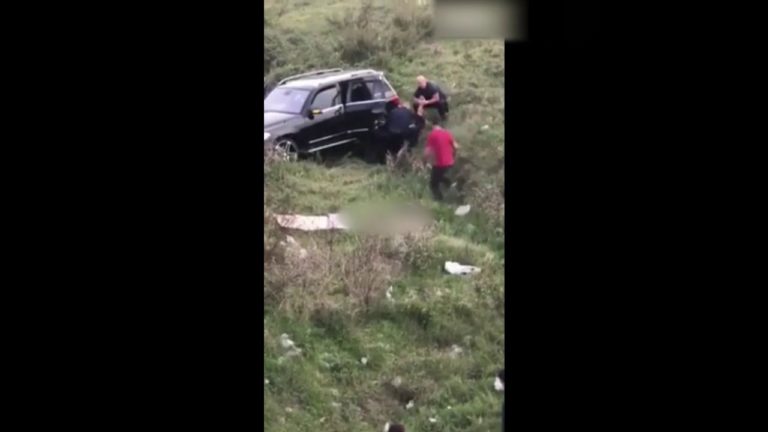 VIDEO +18 | Momenti kur Adrian Ndoj nxirret nga makina