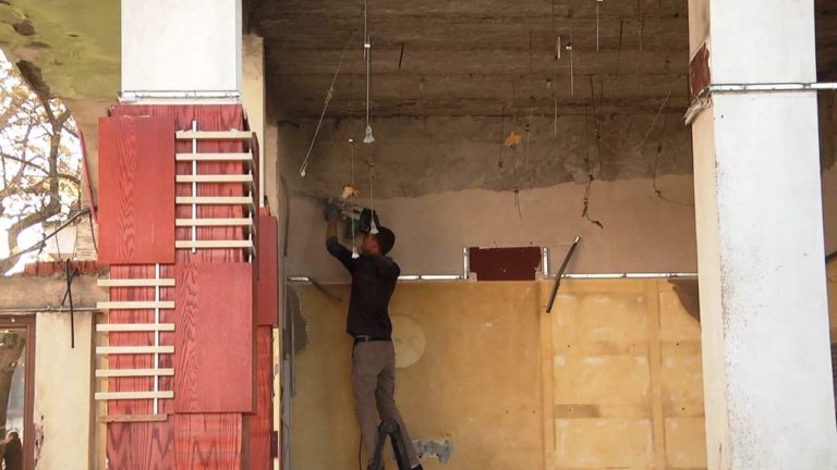 Laç, bizneset kërkojnë të dinë se çdo të bëhet me ta