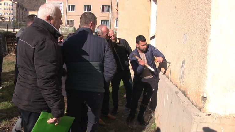 2 pallate të dëmtuara në Bulqizë, 60 familje në rrezik