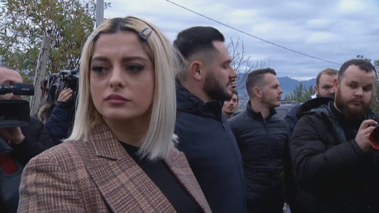 Bebe Rexha mbërrin në Shqipëri, viziton familjet në Bubq