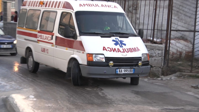 Bulqizë, akulli mbulon rrugët, ngec autoambulanca, makina e policisë detyrohet të kthehet pas