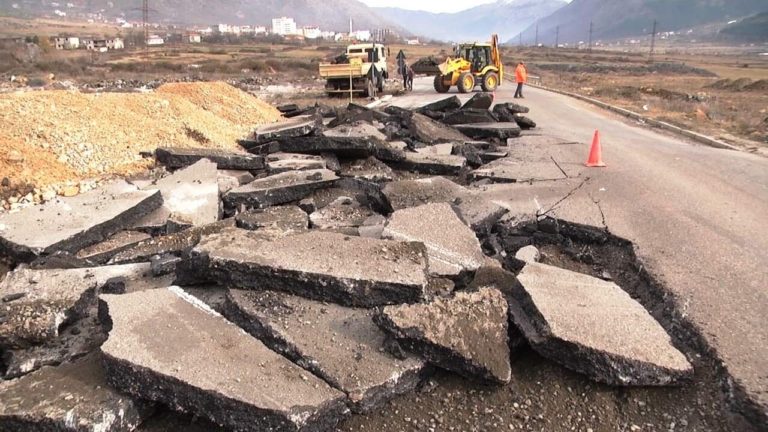 Bulqizë, nis riparimi i rrugës së arbrit