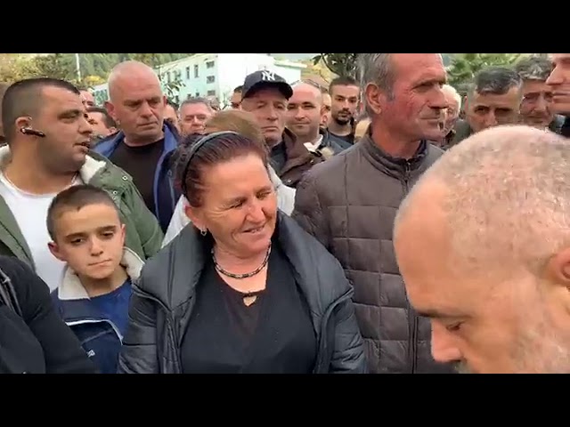 Incident gjatë takimit të Ramës në Laç, truproja s’lejon që qytetari të prek Kryeministrin, i largon dorën nga supi