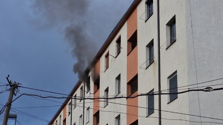 Zjarr në katin e 5 të një pallati në Burrel, shpëtojnë anëtarët e familjes