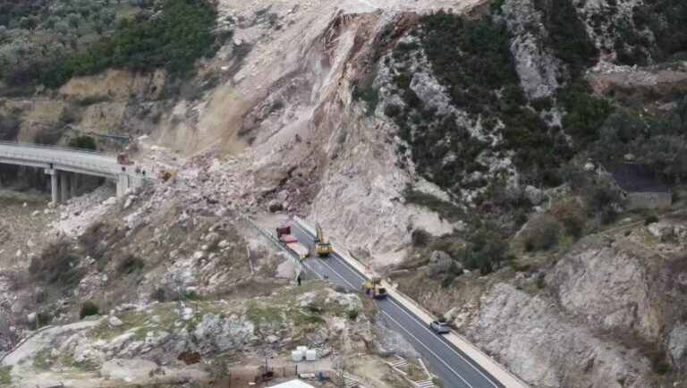 Masiv gurësh bie mbi fouristradën te Shkalla e Tujanit (pjese e rrugës së Arbrit) ku ka disa të lënduar