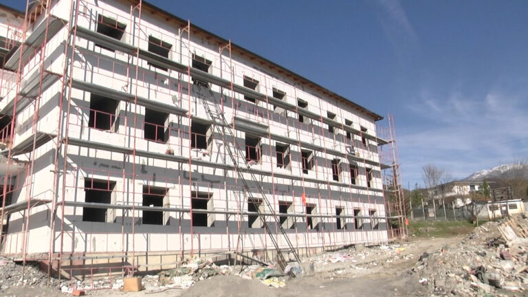 Shtyhet rikonstruksioni i shkollës së mesme të Suçit