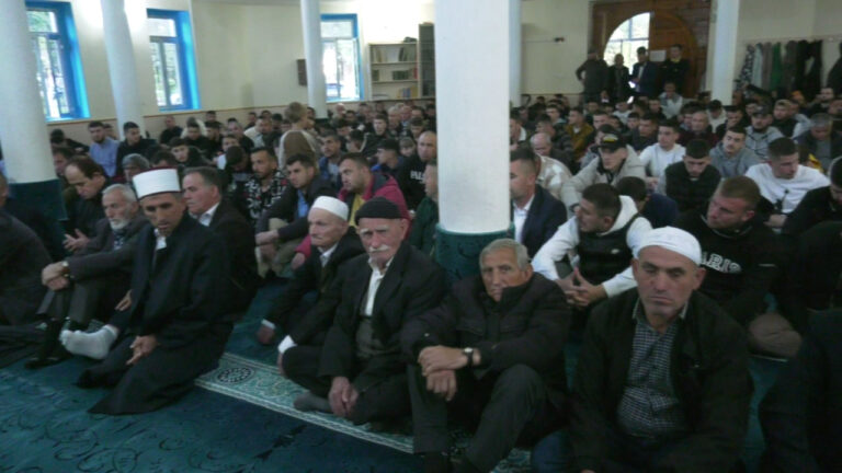 MAT/Besimtarët musliman mbyllën muajin e Ramazanit, sot festojnë Fiter Bajramin.  Fitër Bajrami festohet në sheshet e Shqipërisë