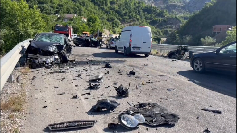 Aksidenti i sotëm  në rrugën e Arbrit njëri nga të lënduarit vazhdon të jetë në gjendje kritike për jetën