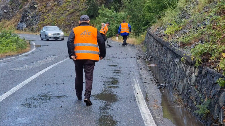 Shiu krijon probleme në rrugën nacionale Burrel – Skuraj, normalizohet situata pas ndërhyrjes së mirëmbajtjes