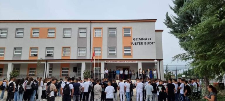 Rama ndan pamjet nga shkolla “Pjetër Budi” në Burrel: Pret nxënësit me kushte moderne