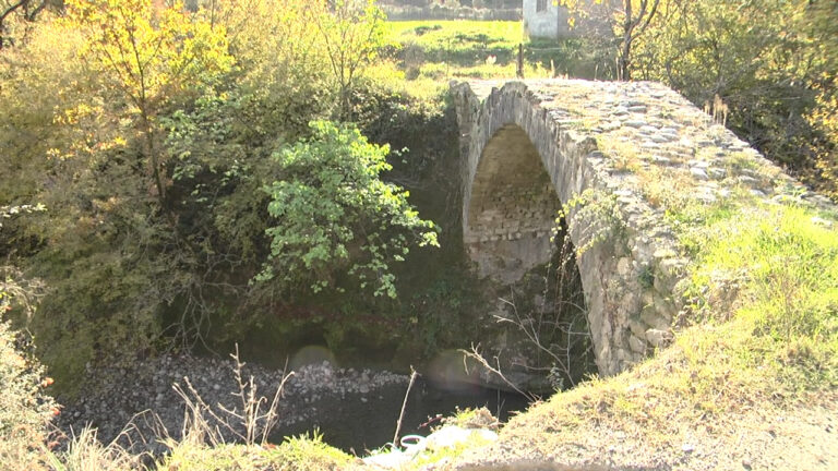 Asnjë masë e marrë për urën monument kulture në hyrje të fshatit Dars në Klos