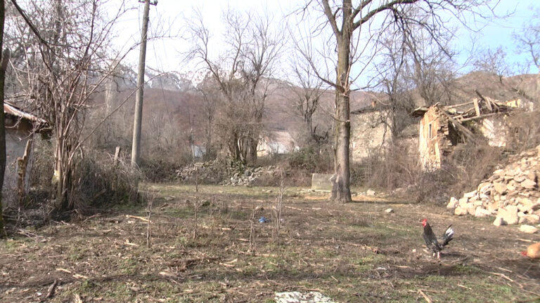 FSHATI ZOGJAJ DREJT BRAKTISJES SË PLOTË, BANORËT: “JEMI HARRUAR NGA SHTETI”