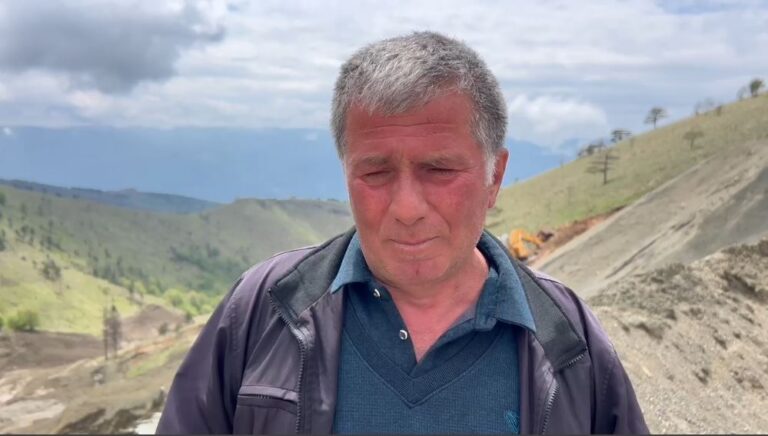  I biri u zhduk pas shembjes së masivit të kromit, babai i 29-vjeçarit apelon mes lotësh për ndihmë në gjetjen e tij.